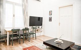 Stylish And Spacious ! Central Location Kazincy Netflix